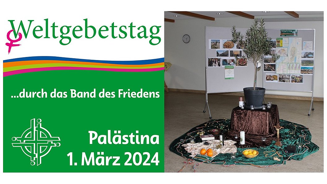 Grünes Plakat mit dem Text 'Weltgebetstag ...durch das Band des Friedens Palästina 1. März 2024' neben einem Raum mit einem Olivenbaum in einem schwarzen Topf, umgeben von Kerzen, Orangen und einer Stoffdecke, im Hintergrund Pinnwände mit Fotos und Karten.