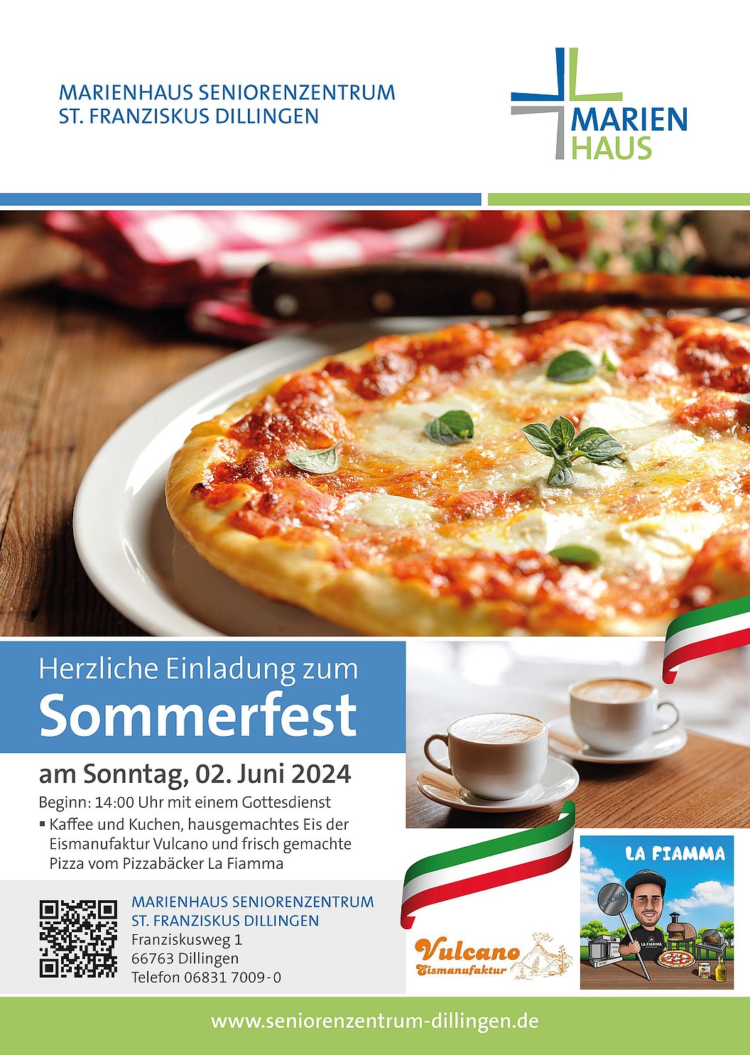 Frisch gebackene Pizza mit Basilikum auf weißem Teller, zwei Tassen Kaffee mit Milchschaum und italienische Flagge als Dekoration.
